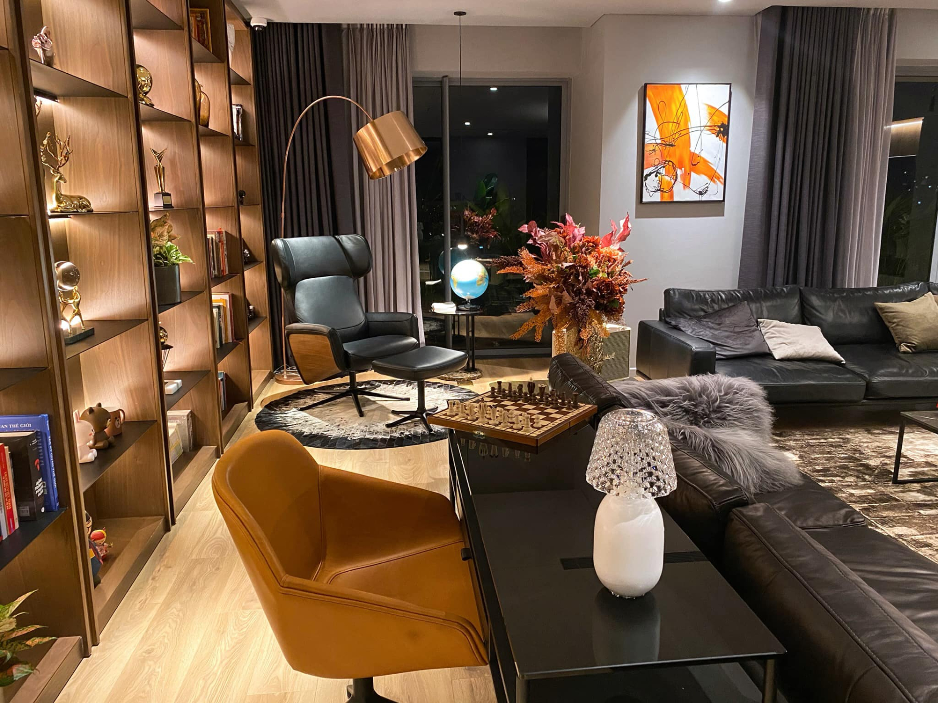 Phòng khách siêu rộng, được bày biện nhiều đồ trang trí nội thất khác nhau.