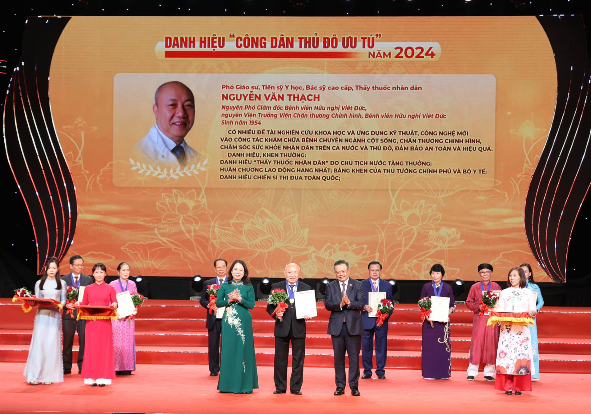 PGS.TS Nguyễn Văn Thạch vinh dự được trao tặng danh hiệu “Công dân Thủ đô ưu tú” năm 2024 (Ảnh: Bệnh Viện Hữu Nghị Việt Đức)