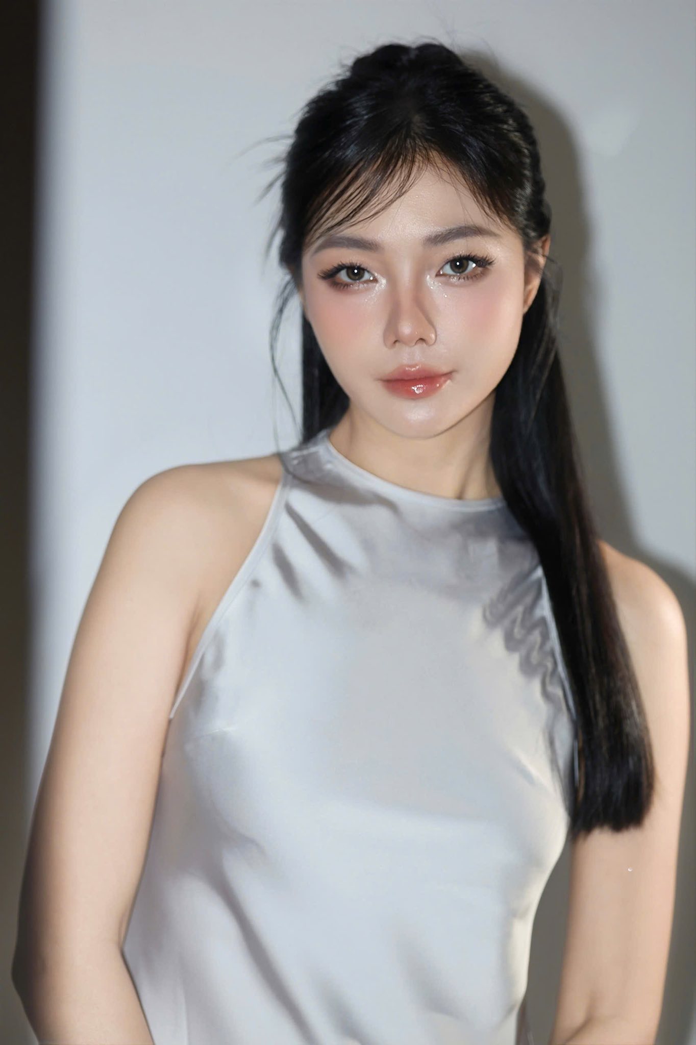 Cô sở hữu nhan sắc xinh đẹp, cuốn hút