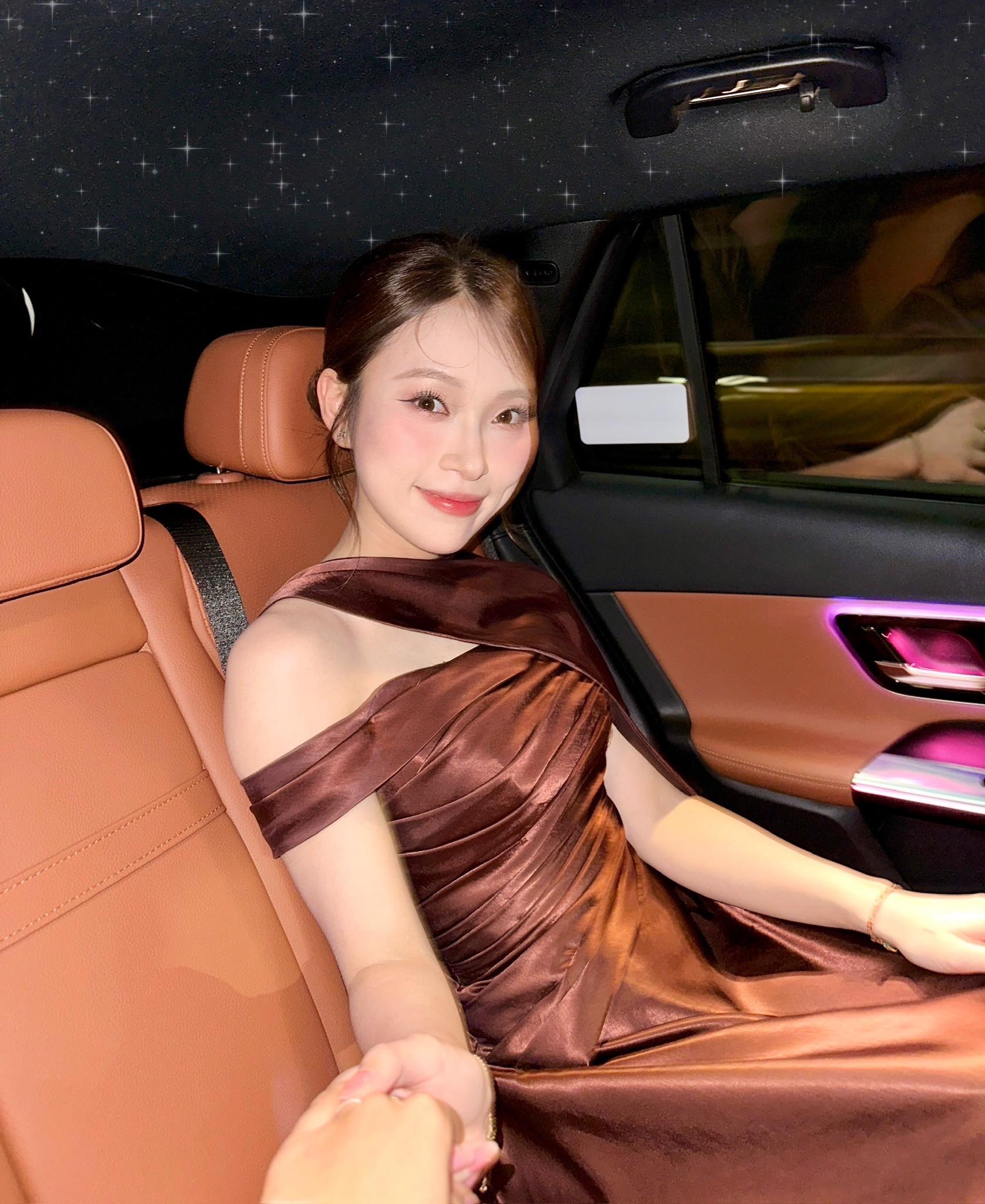 Khánh Vy là một trong những MC có học vấn ấn tượng, vẻ ngoài xinh đẹp, chia sẻ nội dung tích cực trên MXH. Ảnh: FBNV