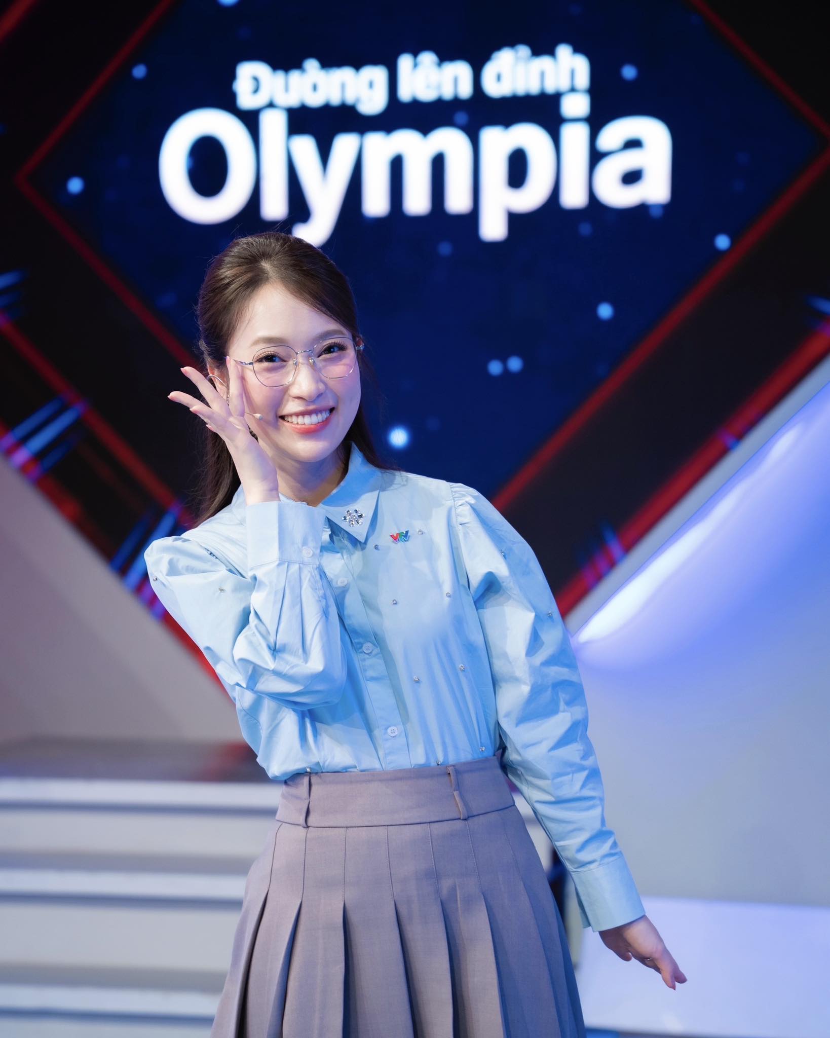 MC Khánh Vy là gương mặt trẻ nhất dẫn chương trình Đường lên đỉnh Olympia. Ảnh: FBNV.