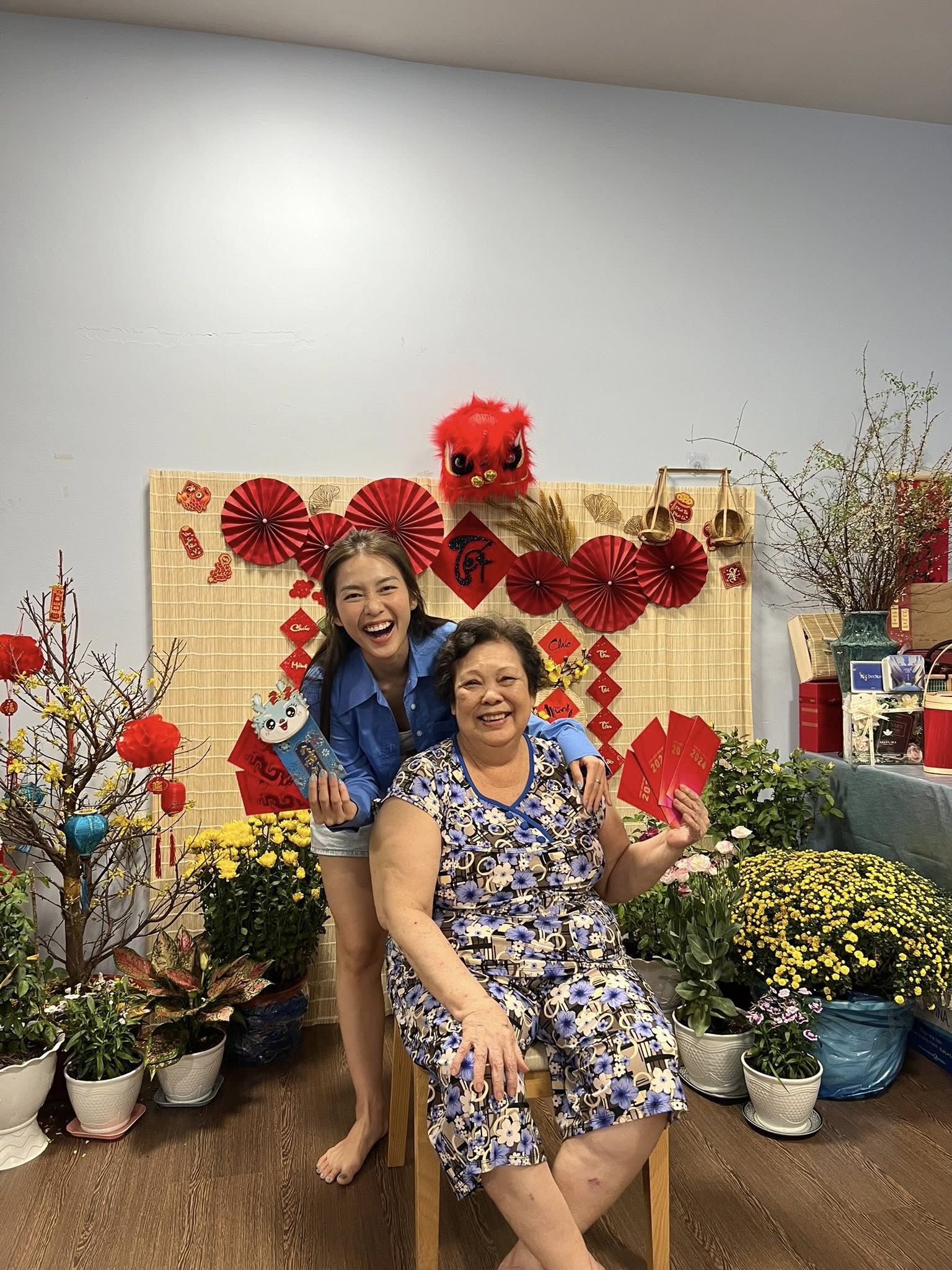 Những khoảnh khắc hạnh phúc của Khả Ngân và ngoại nay chỉ còn là ký ức 