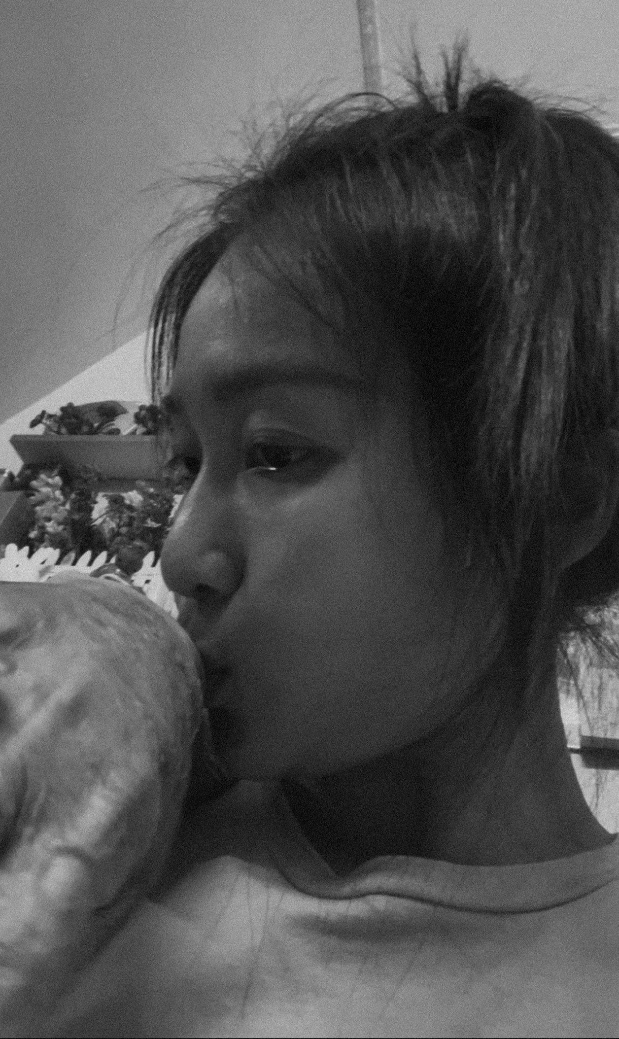 Khả Ngân thất thần khi hôn vĩnh biệt bà ngoại 