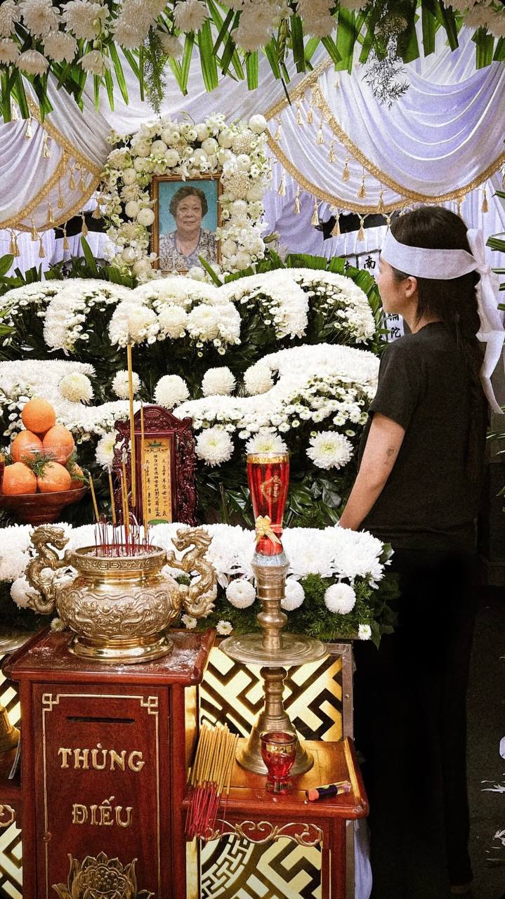 Khả Ngân lặng lẽ nhìn di ảnh bà ngoại quá cố 