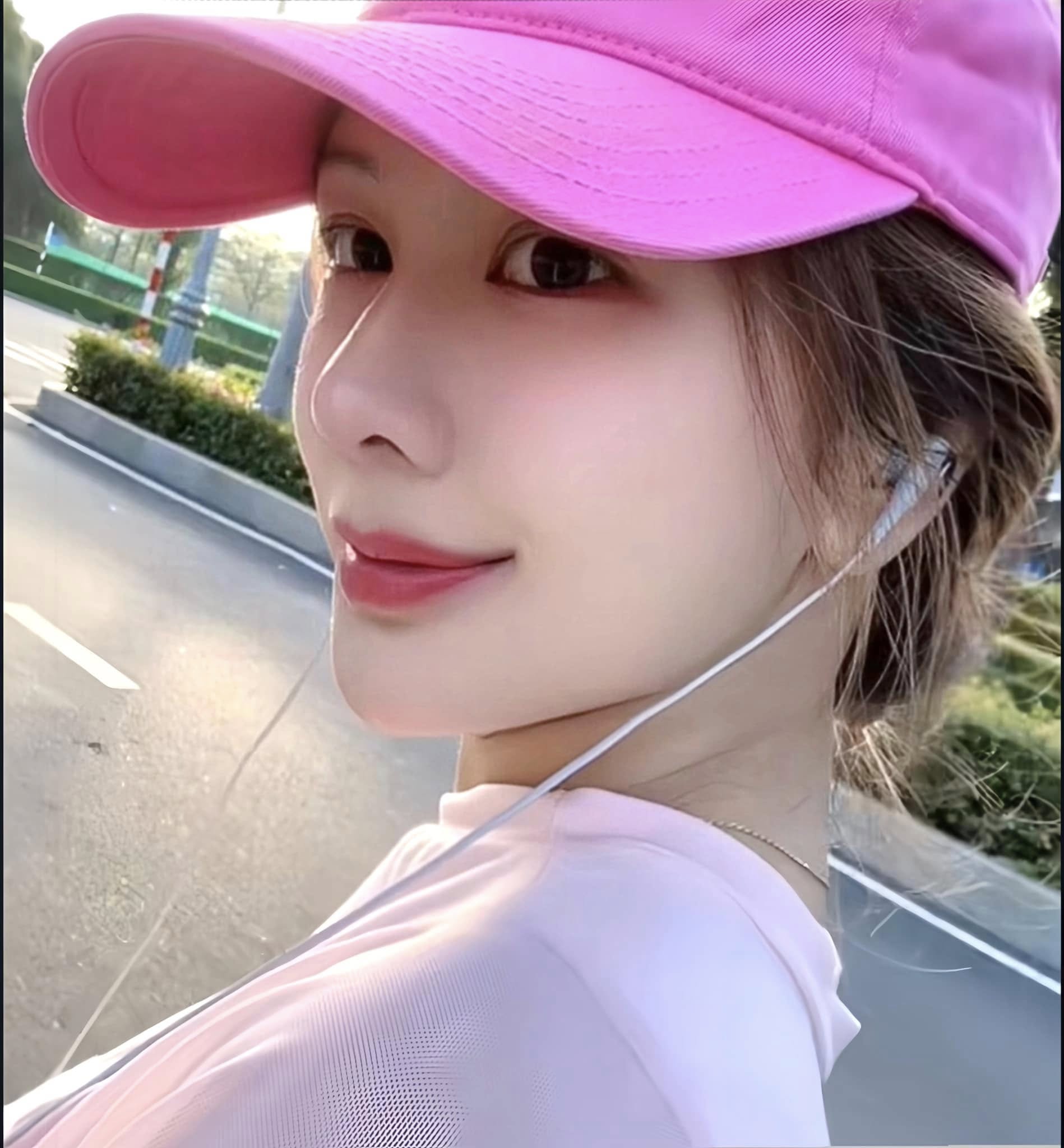 Cận gương mặt thon thả, rạng rỡ của Kalli Nguyễn