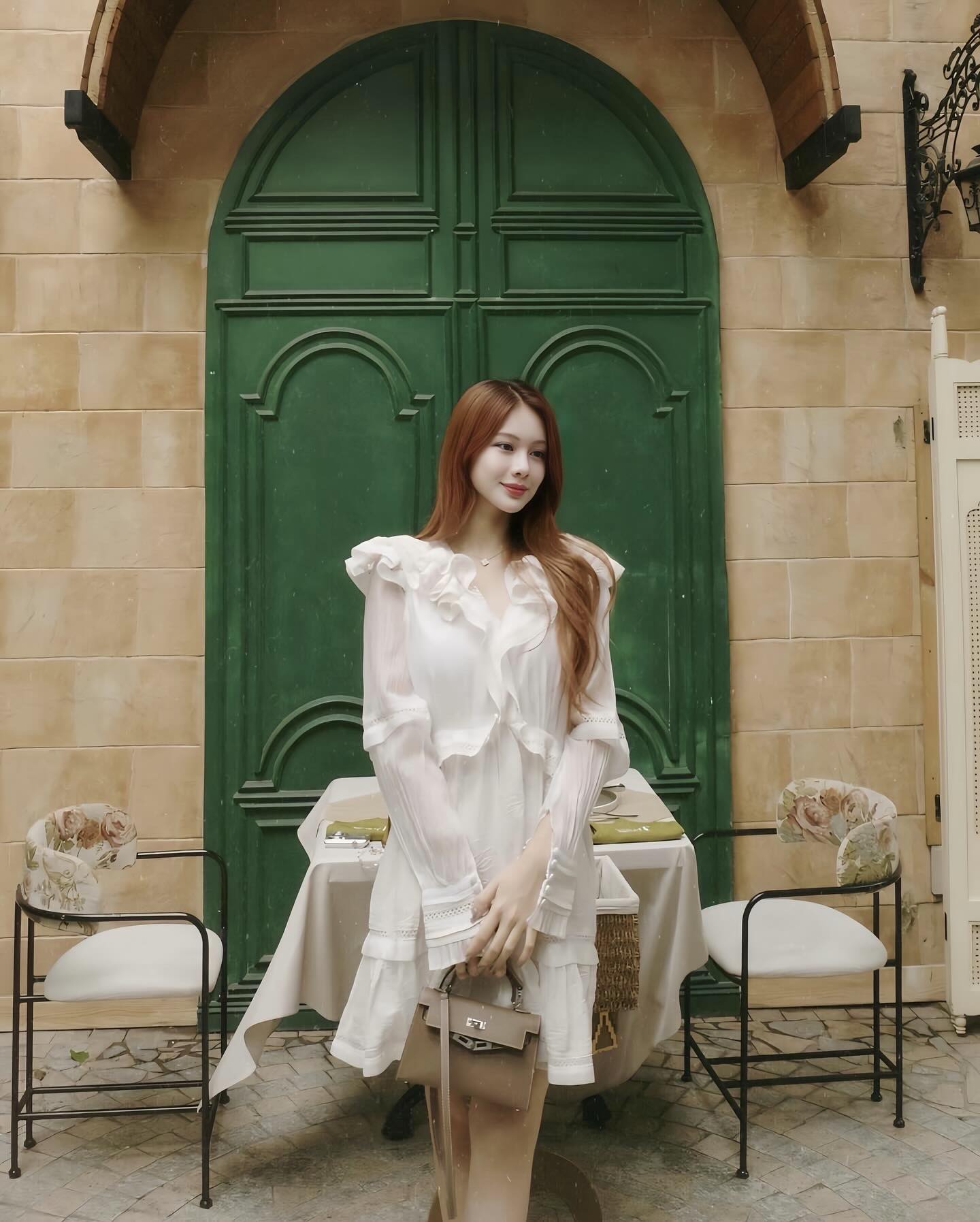 Cô nàng cũng biến hoá với nhiều phong cách, khi thì nữ tính, lúc thì gợi cảm 