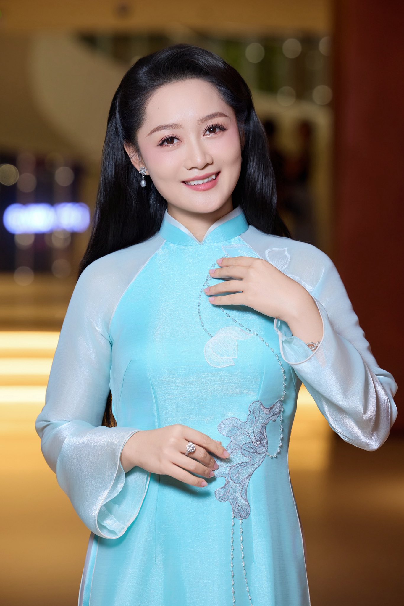 Cô sở hữu nhan sắc xinh đẹp, gương mặt thanh tú