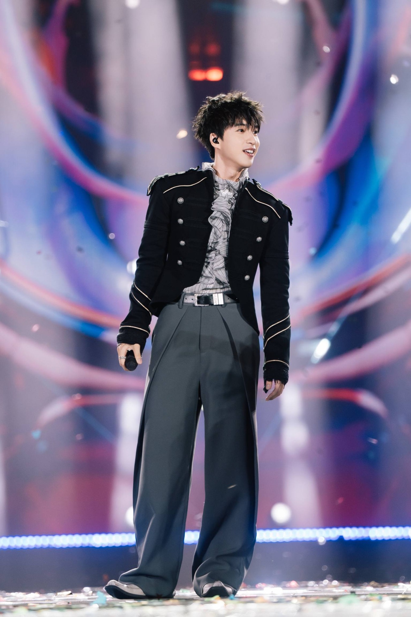 Điểm khiến album Mắt Nhắm Mắt Mở kém thu hút với fan nhạc tiếp tục nằm ở việc HIEUTHUHAI hát quá nhiều - 9/12 track là hát 