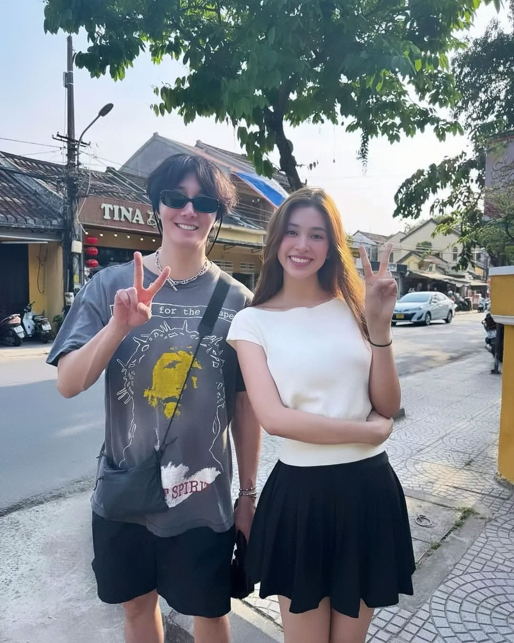 ... và còn gặp gỡ Hoa hậu Tiểu Vy. Ảnh: Instagram. 