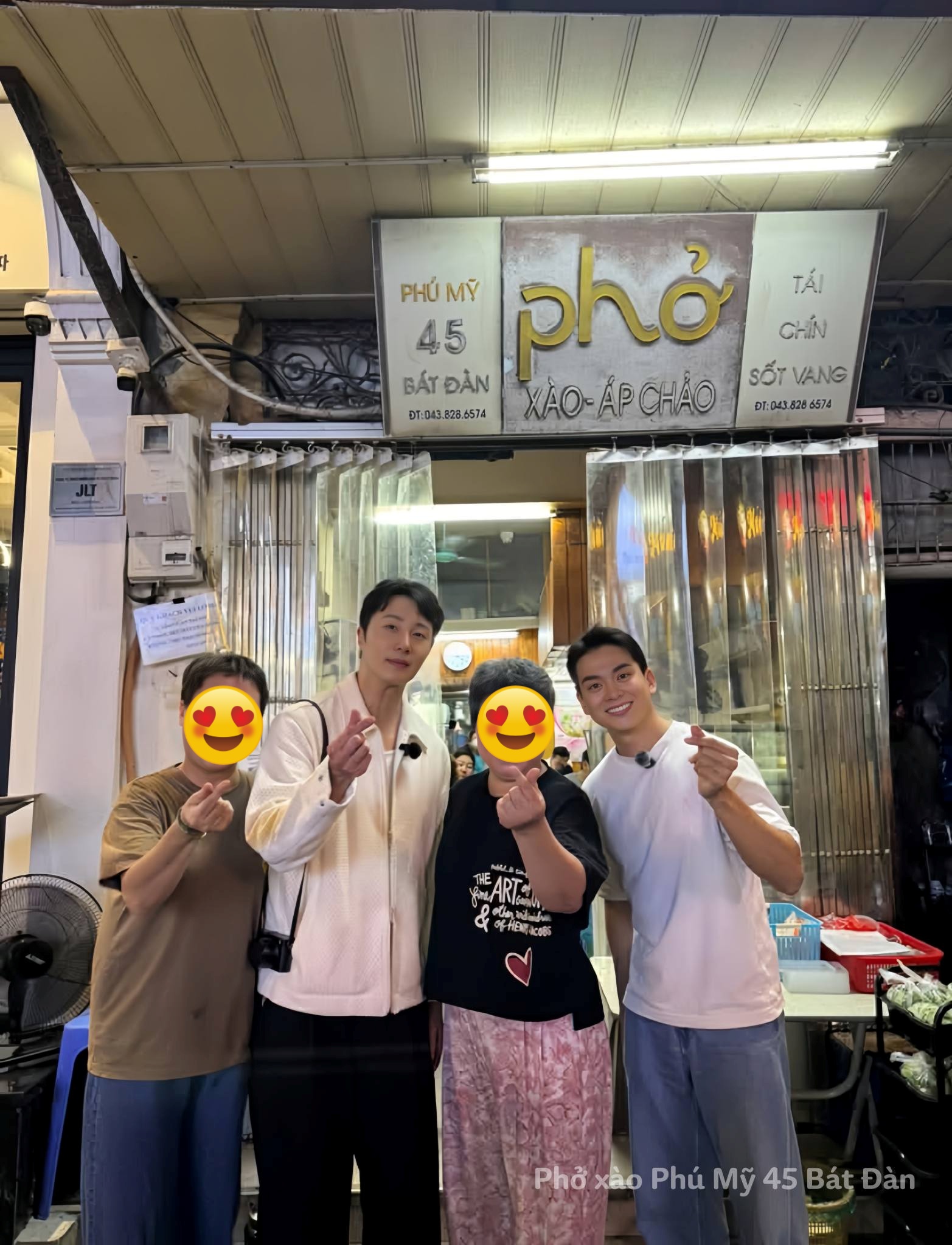 Tối cùng ngày, nam diễn viên đã đi ăn phở Bát Đàn rồi còn sang Trần Duy Hưng ăn lẩu. Ảnh: FB. 