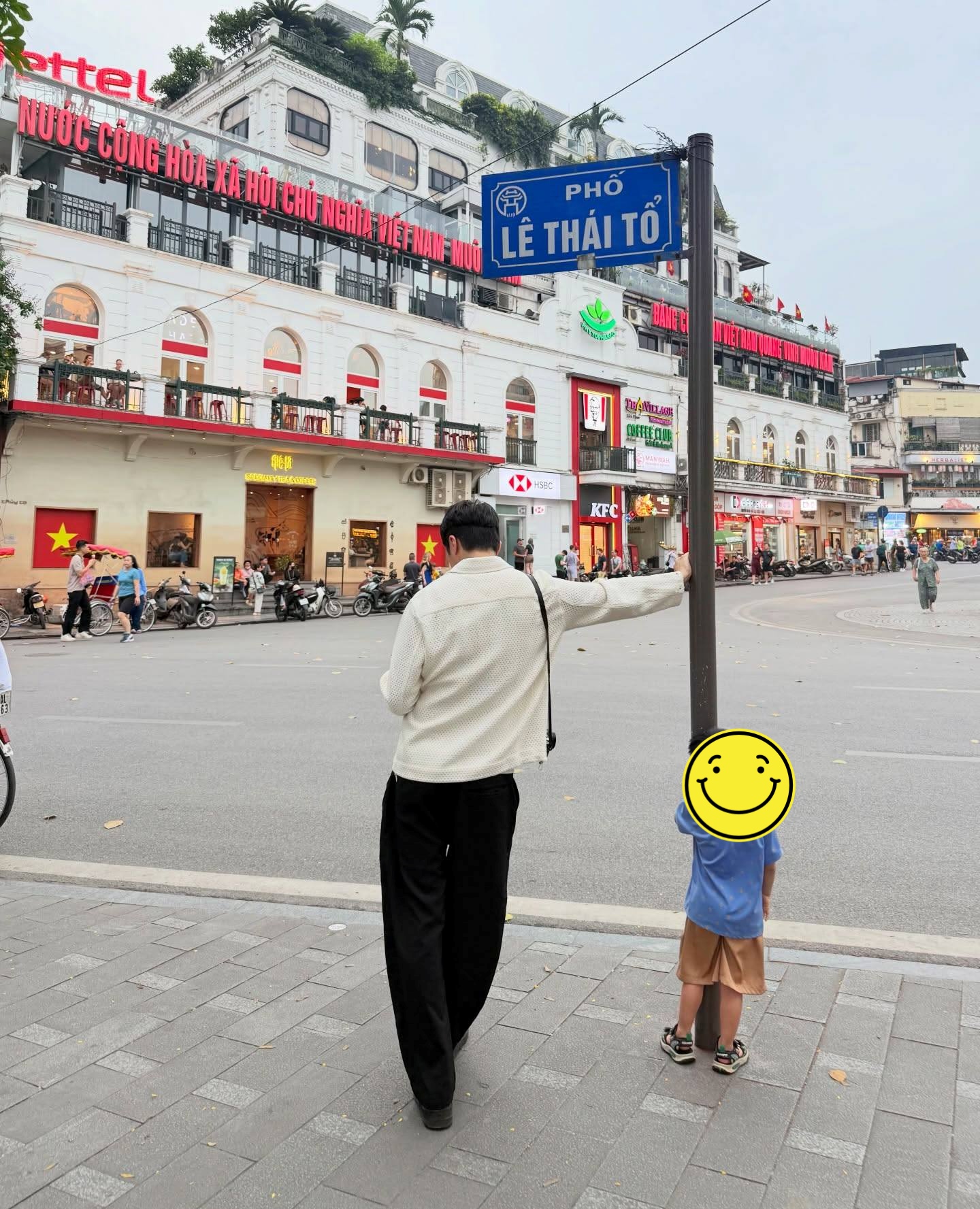 Tài tử xứ Hàn còn quanh Hồ Gươm. Nhờ vóc dáng cao lớn và vẻ mặt điển trai, anh Jung Il Woo nổi bần bật giữa phố mà chẳng cần lên đồ cầu kỳ. Ảnh: Instgram.