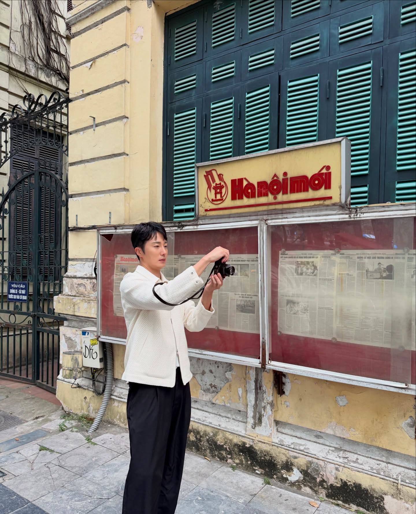 Jung Il Woo vừa trở lại Việt Nam vào ngày 22/4. Trên trang cá nhân, nam diễn viên đã đăng ảnh lượn lờ phố xá Hà Nội. Ảnh: Instagram.