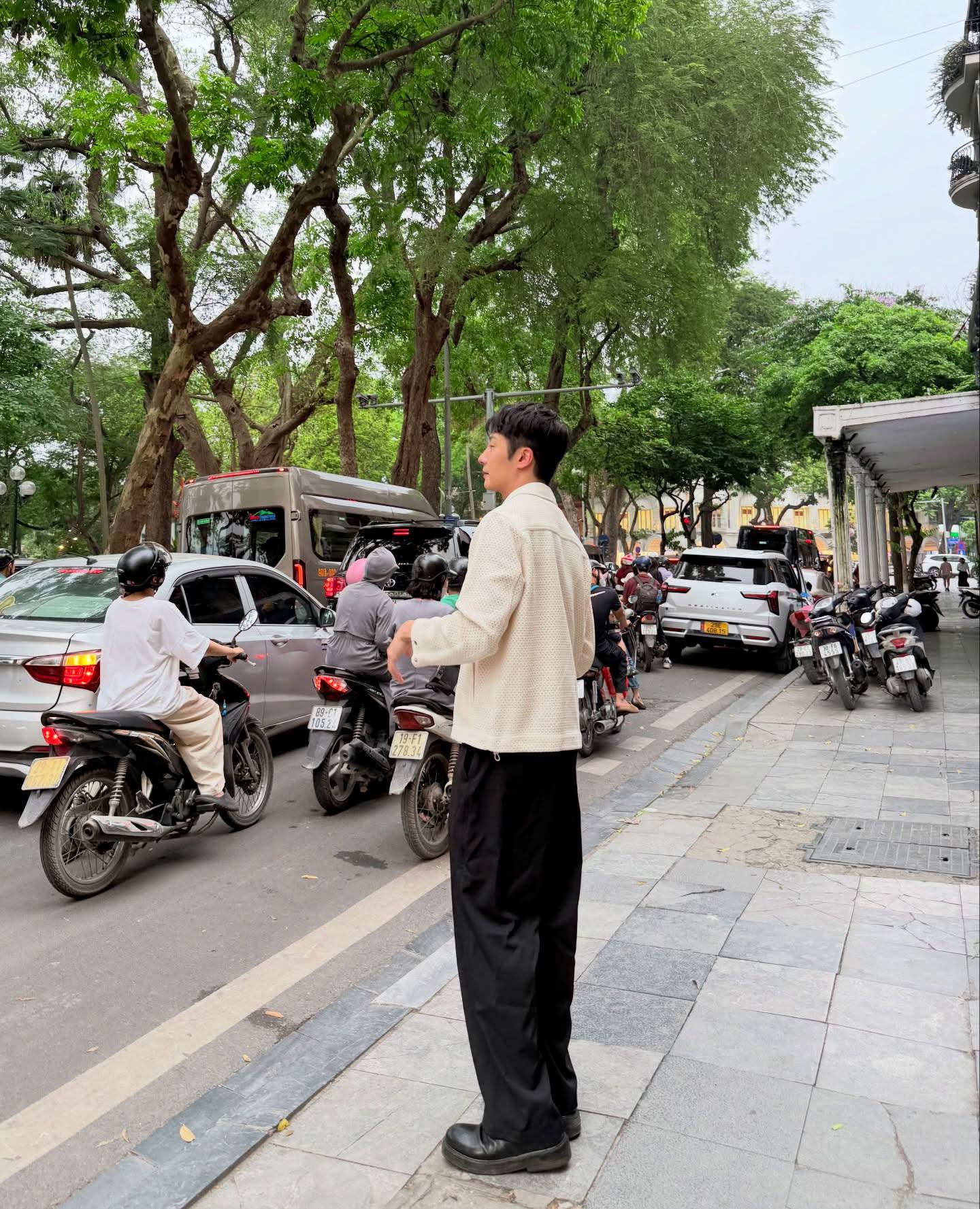 Tóm gọn Jung Il Woo lần 3 tới Việt Nam: Dạo phố Hà Nội, ăn phở xào Bát Đàn còn hẹn fan làm kèo lẩu ở Trần Duy Hưng