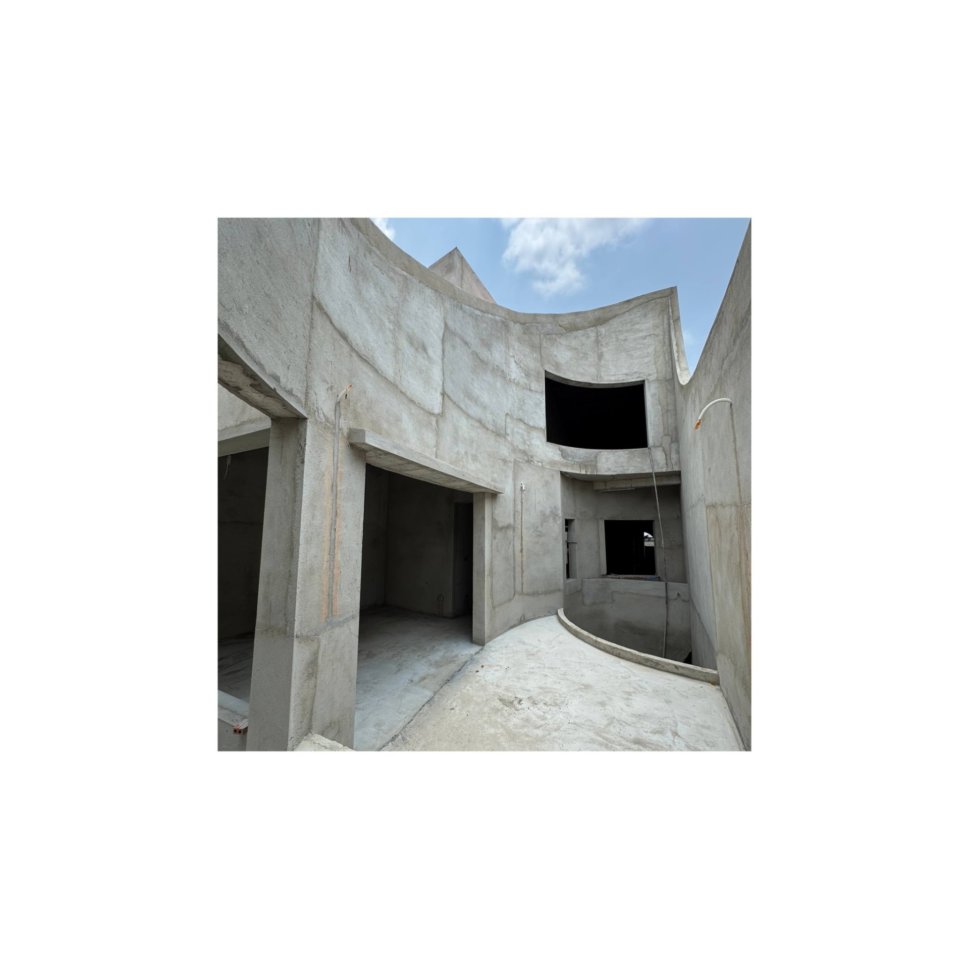 Cư dân mạng cho rằng câu trên không chỉ là lời bài hát mà còn là hiện thực vì anh hé lộ phần thô một căn nhà lớn 