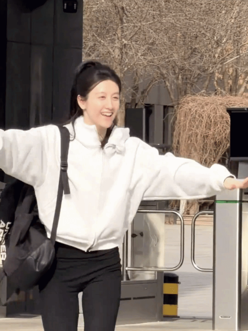 Bước ra khỏi trường thi mà vui vẻ thế này, hẳn cô bạn đã thi rất suôn sẻ