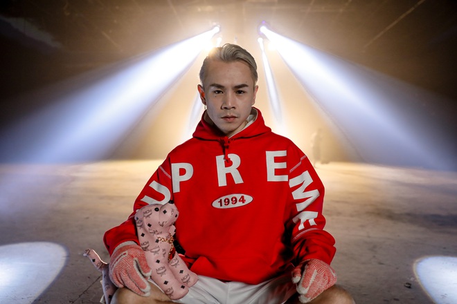 Từ một nghệ sĩ underground, Binz từng bước xây dựng vị thế để trở thành một trong những gương mặt tiêu biểu của rap Việt đại chúng, tạo chuẩn mực cho khái niệm “nhạc hư” hay hình tượng “bad boy” xa hoa, phong lưu (ảnh: FBNV)