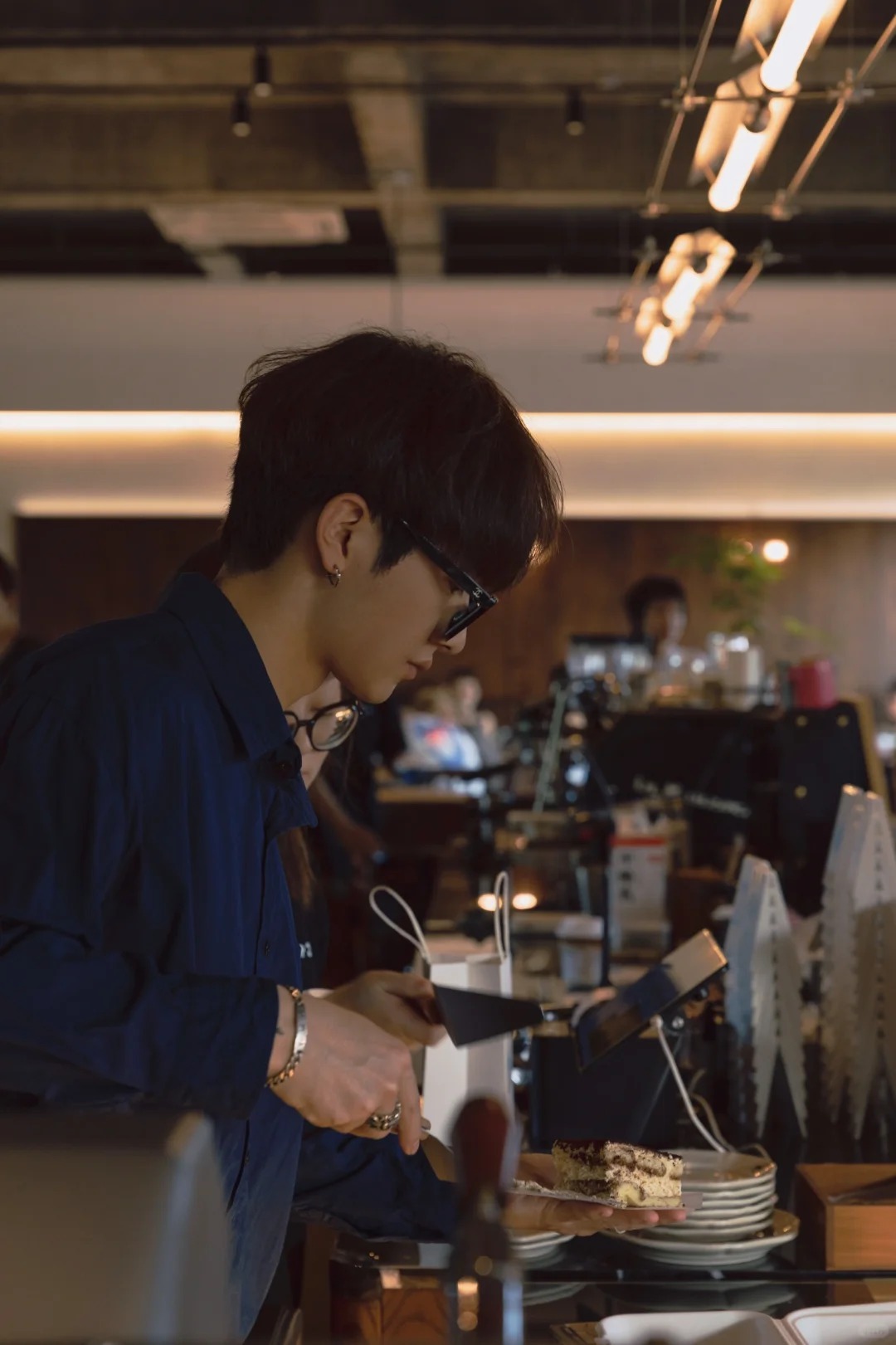 Chàng trai vẫn đi làm thêm dịp lễ. Ảnh minh họa. 