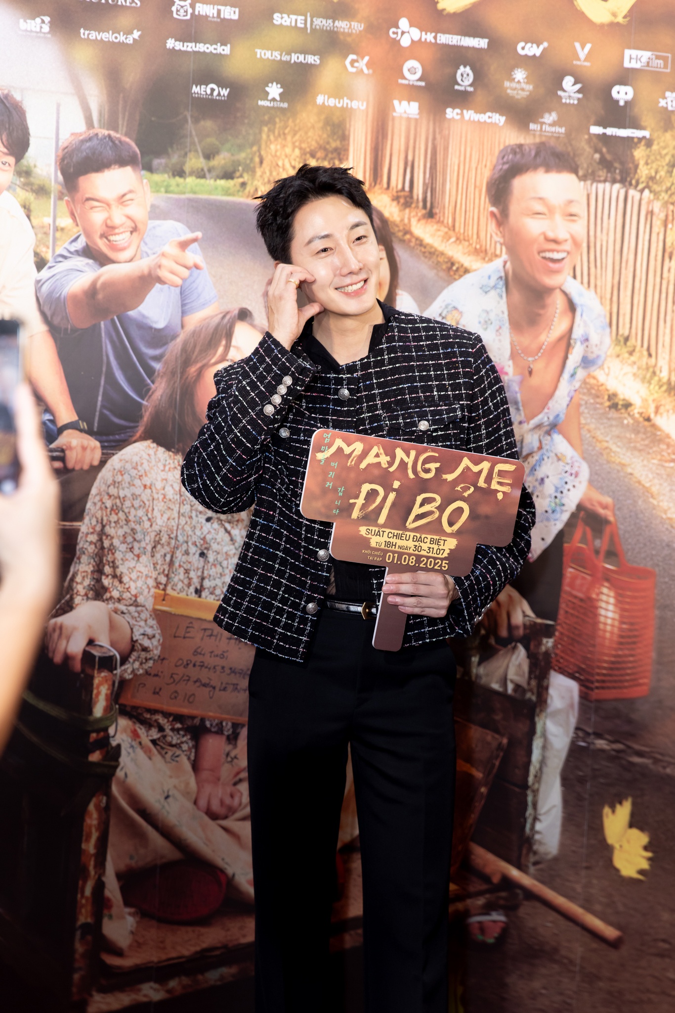 Tóm gọn Jung Il Woo lần 3 tới Việt Nam: Dạo phố Hà Nội, ăn phở xào Bát Đàn còn hẹn fan làm kèo lẩu ở Trần Duy Hưng