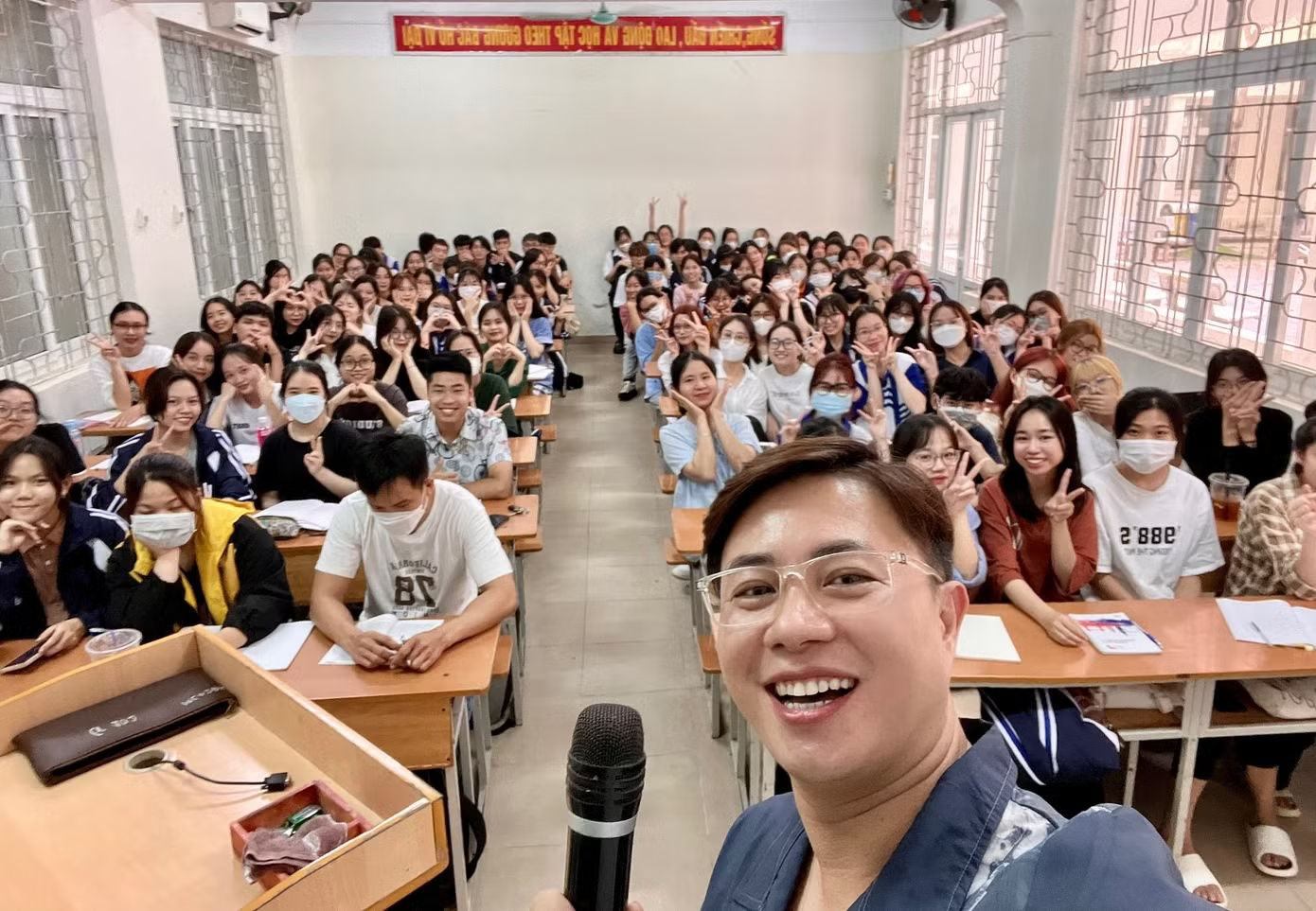 Không chỉ dẫn chương trình, nam MC còn là giảng viên đại học