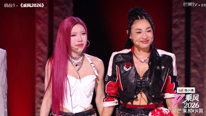 Trang Pháp chọn PK với đội của ca sĩ Đàm Đàm ở vòng đấu nhóm Công diễn 2 Đạp Gió. Ảnh: Weibo.