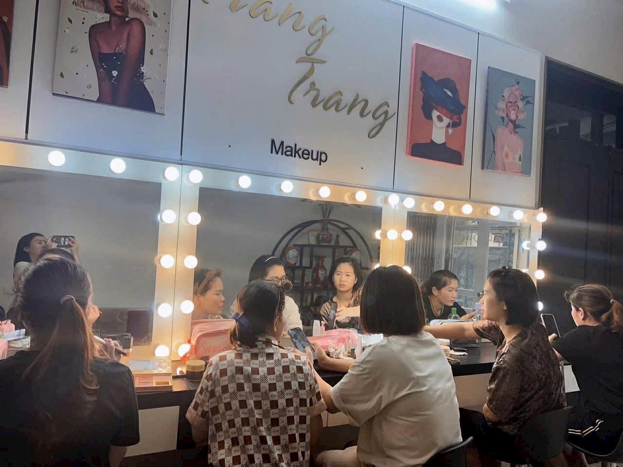 Trung bình các buổi học sẽ khoảng 2 tiếng, học viên được hướng dẫn cách trang điểm riêng phù hợp gương mặt