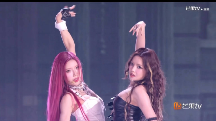 Trang Pháp và An Kỳ là điểm sáng trong tiết mục Ego - Holic. Ảnh: Weibo