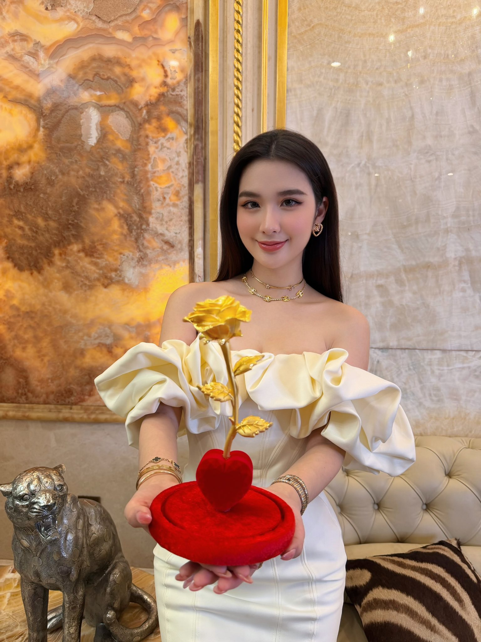 Cô không đăng ảnh đối phương nhưng luôn khoe được cưng chiều, tặng quà đắt đỏ 