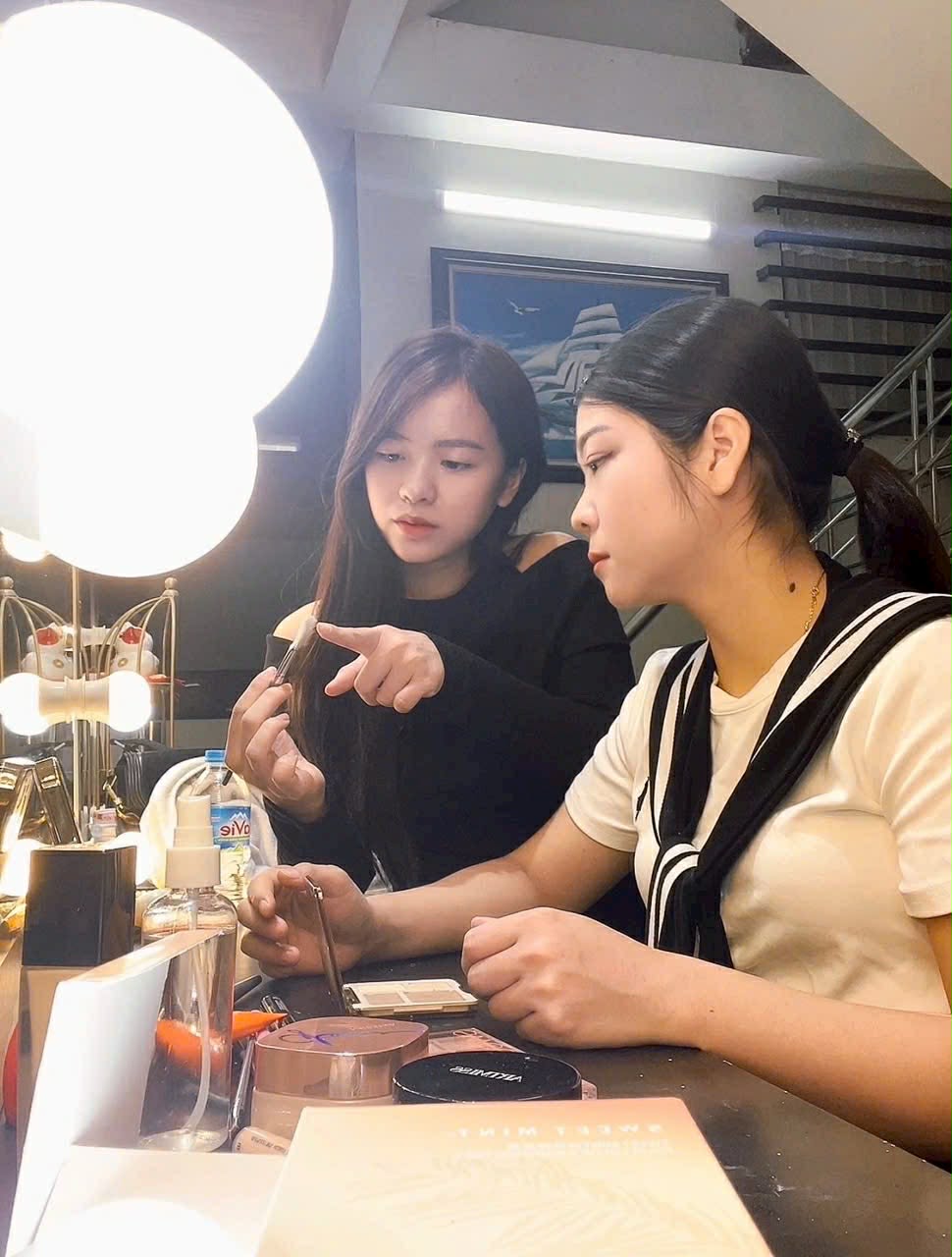 Hà Trang cho biết dân văn phòng tìm đến học makeup cá nhân cũng rất đông