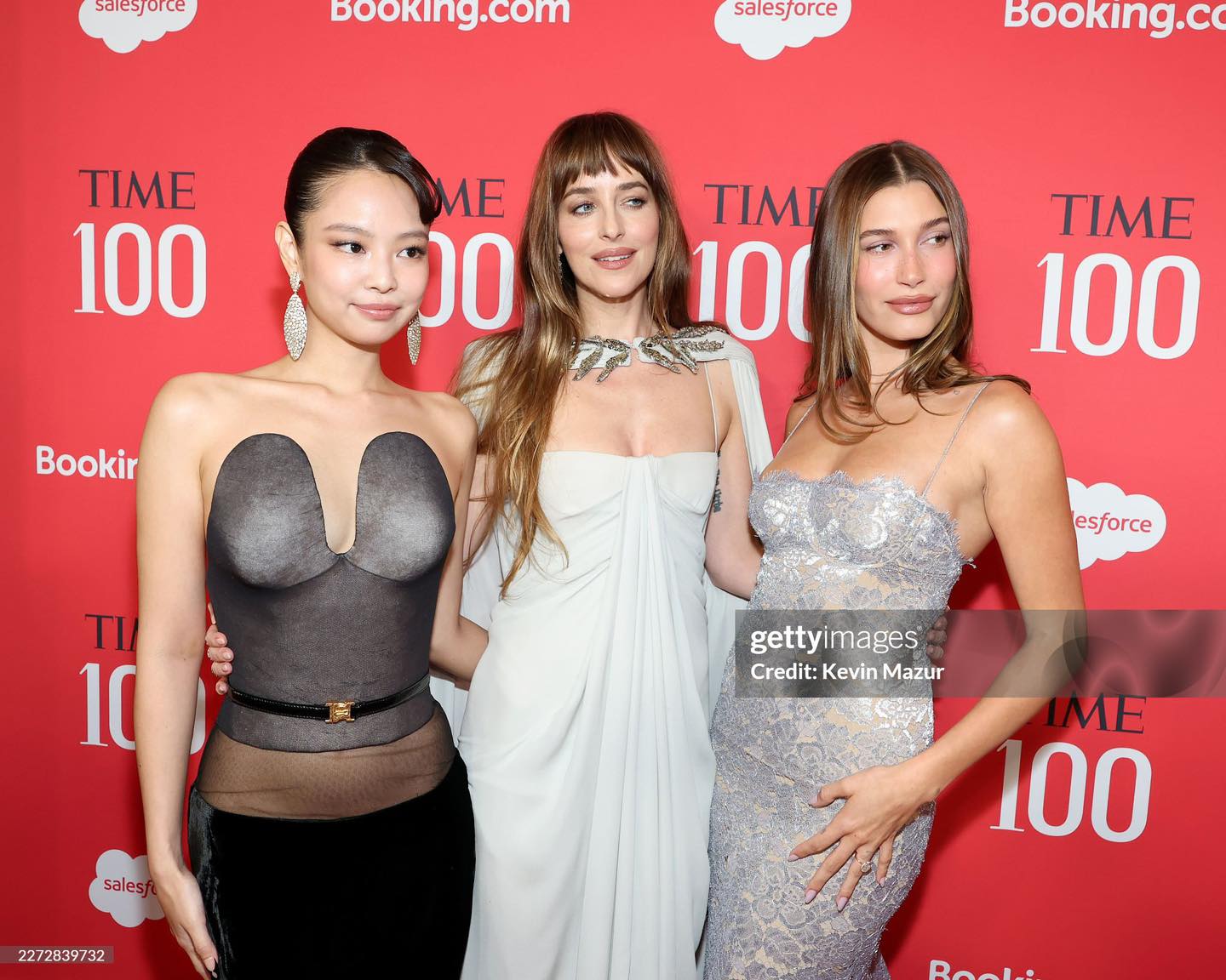 Do hôm nay phong độ thời trang đi xuống, Jennie có phần lép vế về hào quang khi đứng chung khung hình với 2 mỹ nhân hàng đầu Hollywood. Ảnh: Getty Images. 