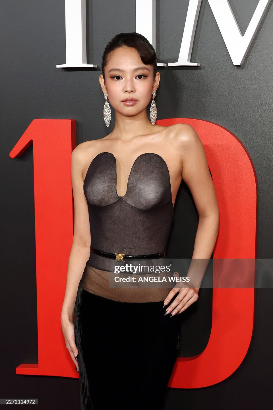 Tuy nhiên, tạo hình của Jennie tại sự kiện hôm nay không được dân tình đánh giá cao. Bộ trang phục đen, kết hợp cùng hoa tai cỡ lớn khiến cô trông già dặn. Ảnh: Getty Images.