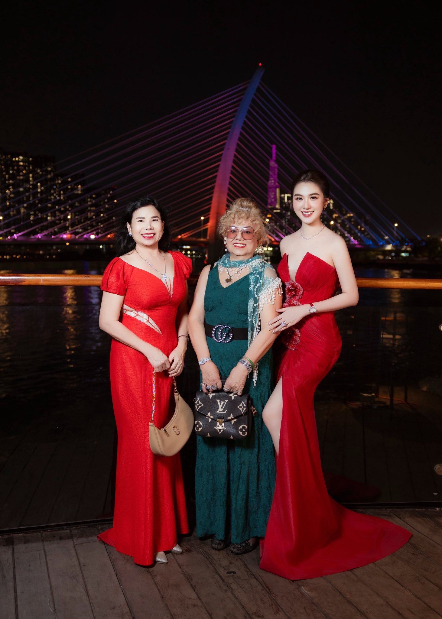 Mẹ của Ngọc Loan cũng xuất hiện trong bữa tiệc thân mật này 