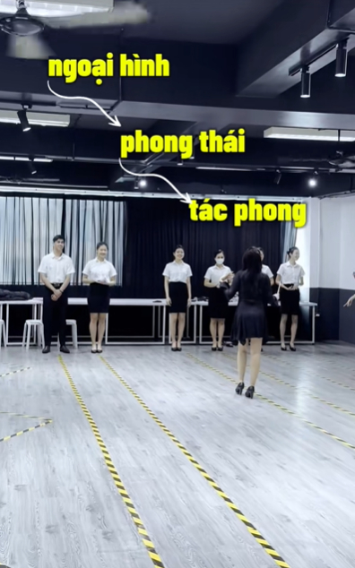 Tất tần tật về “lò luyện thi tiếp viên hàng không” ở Việt Nam: Mỗi ngày trả lời chục câu hỏi phỏng vấn, học tiếng Anh và tập catwalk