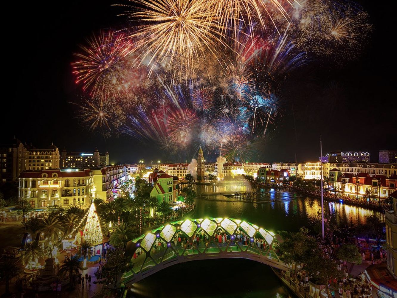 Pháo hoa được bắn vào tối thứ Bảy hàng tuần tại “thành phố không ngủ” Grand World 