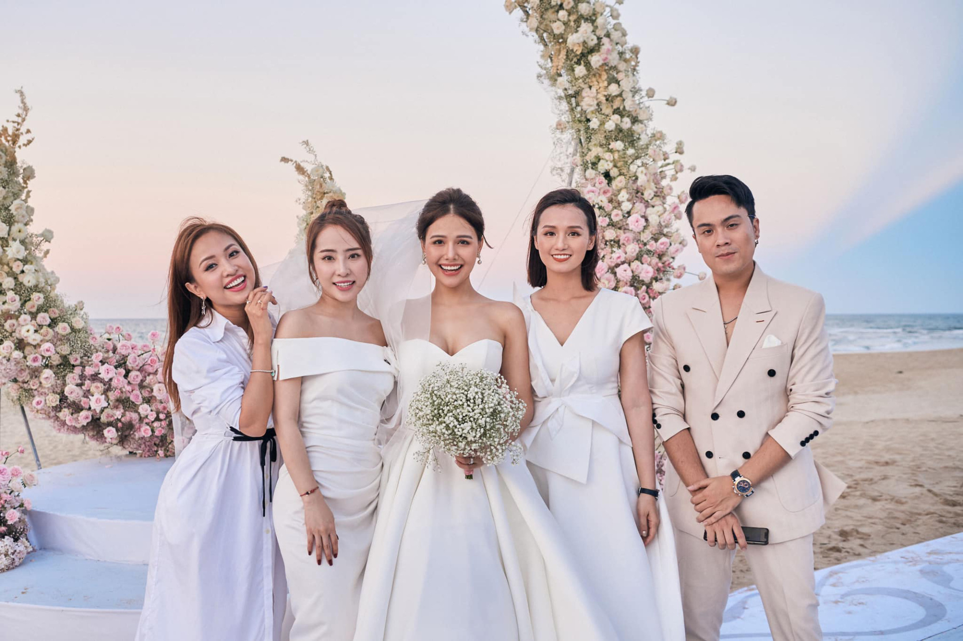 Bạn bè trong nghề có mặt chúc phúc Phanh Lee trong ngày trọng đại