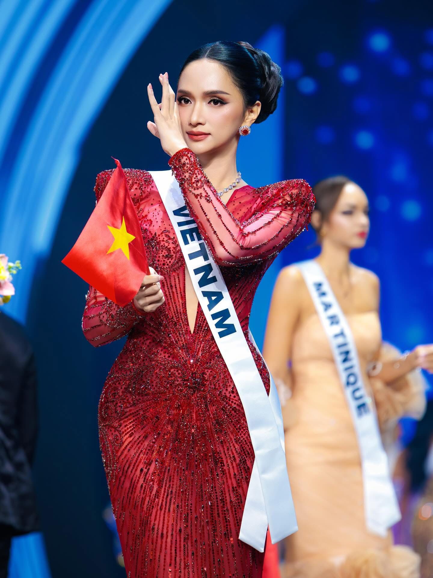 Thời điểm thi Miss Universe, Hương Giang liên tục chia sẻ hình ảnh từ lựa chọn chiến lược váy áo đến việc tập luyện catwalk, gym... 