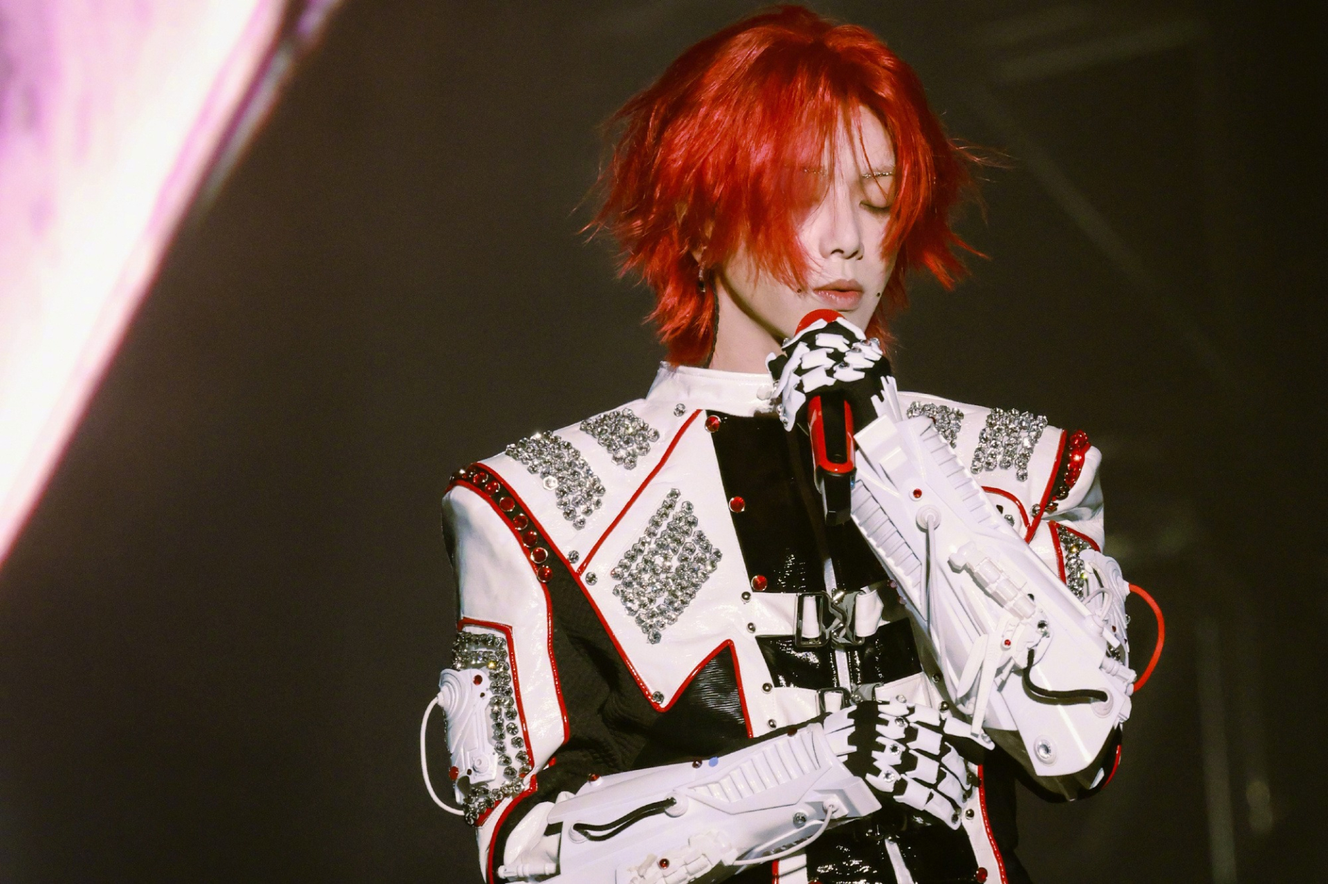 Vào ngày 11/2/2026, Cục Văn hóa và Du lịch thành phố Trừng Giang đã ban hành văn bản phản hồi liên quan đến khiếu nại về concert của Hoa Thần Vũ