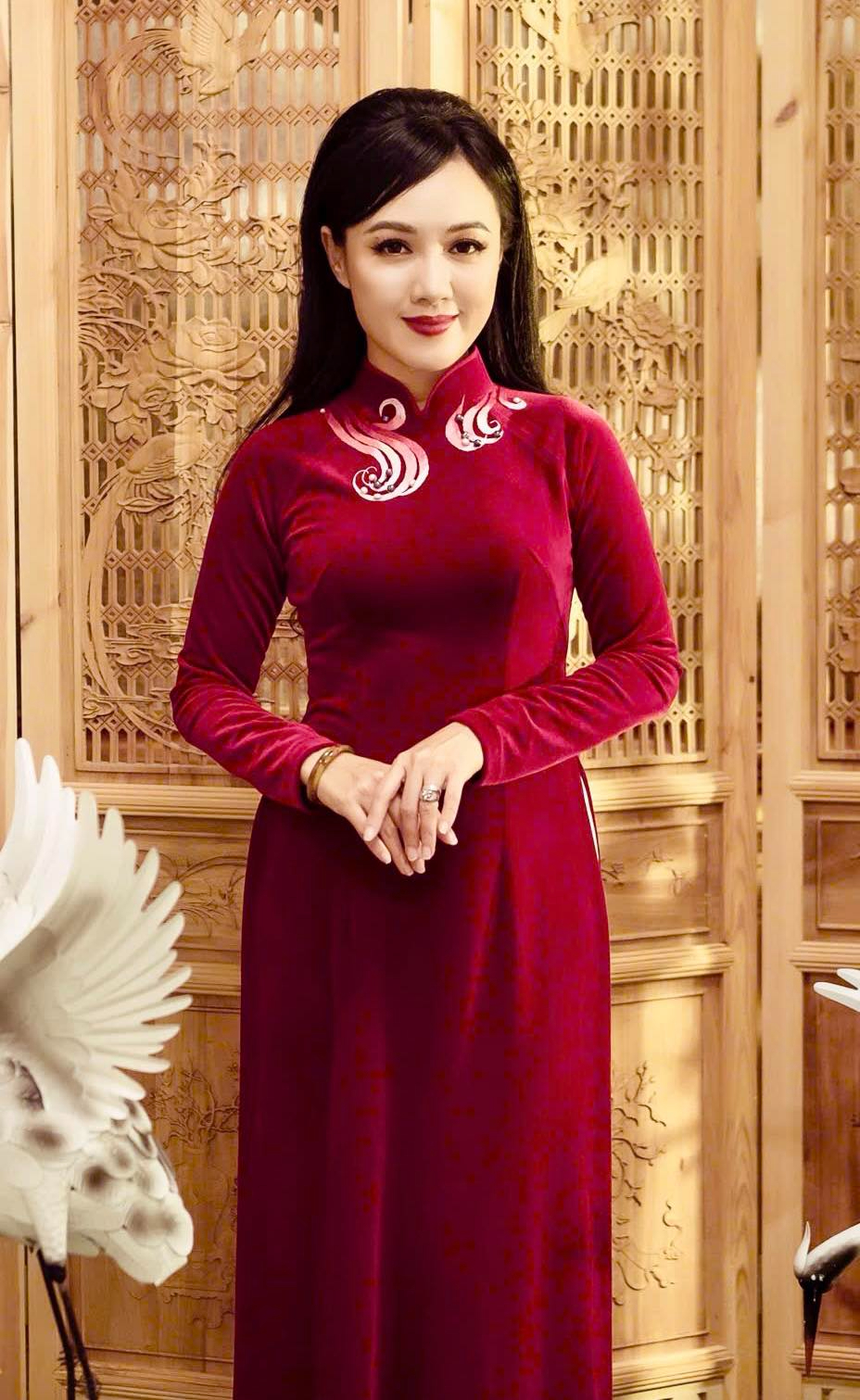 Ở tuổi 46, Hoài Anh vẫn khiến công chúng trầm trồ vì vẻ ngoài thanh lịch