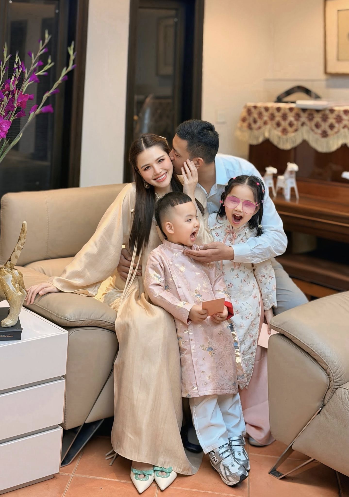 Khung ảnh viên mãn của Phanh Lee bên chồng con