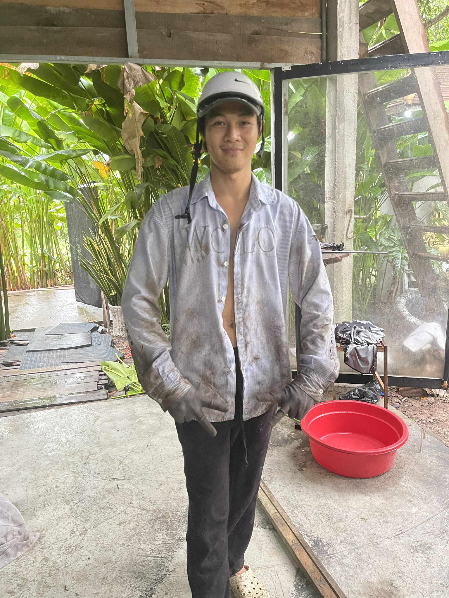 Nữ diễn viên từng chia sẻ nhiều lần suýt không nhận ra chồng, dù làm chủ nhưng việc gì cũng tự làm đến người dính đầy sình bùn 