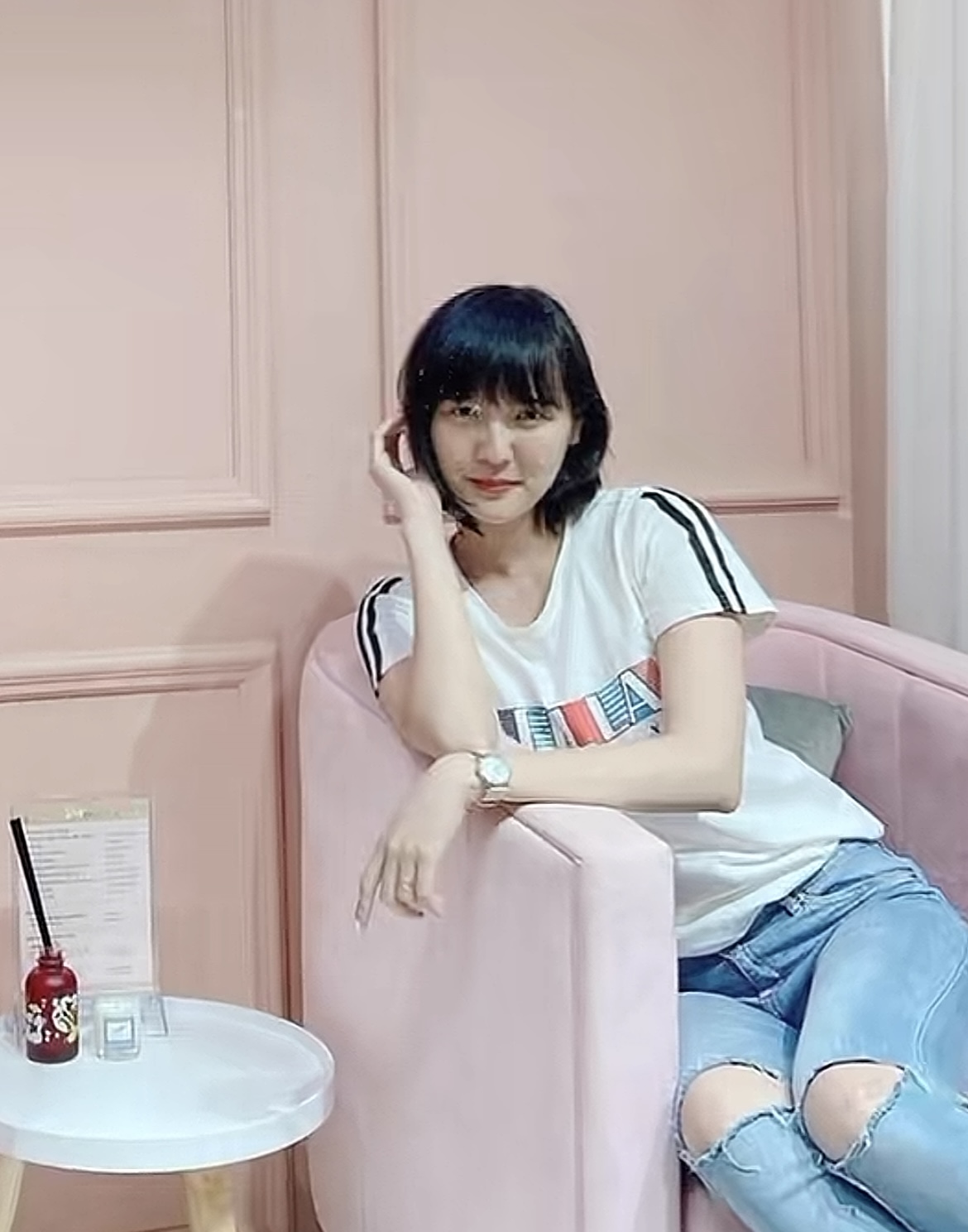 Tuy nhiên so với những lần lộ diện trước, visual lần này của Hải Tú nhận ý kiến trái chiều