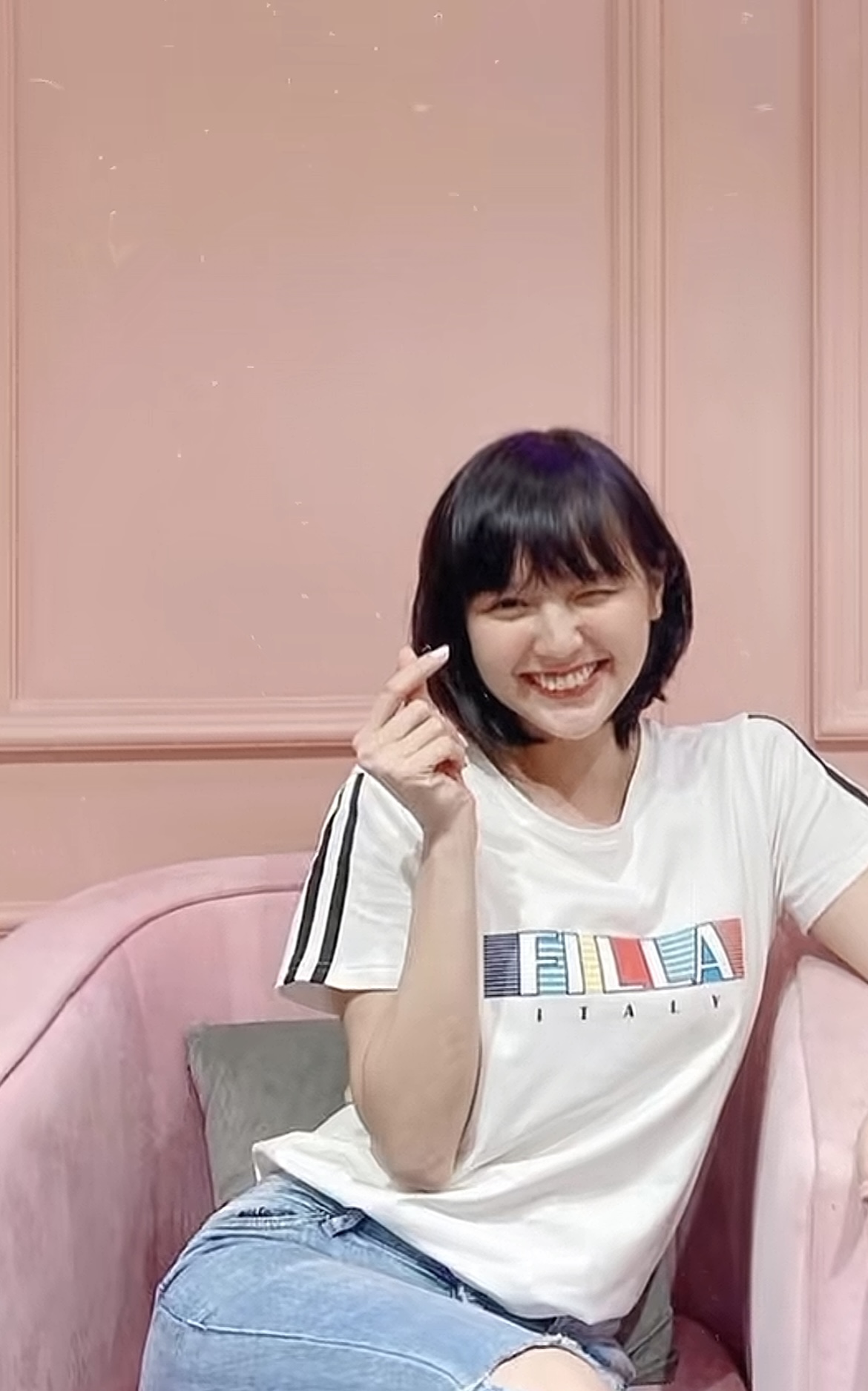 Hải Tú xuất hiện với visual giản dị tại một tiệm nail