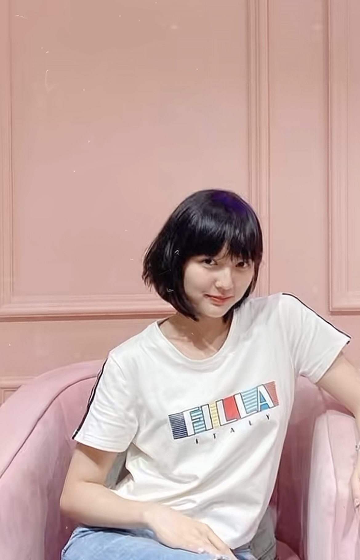 Cô ăn diện áo thun, quần jean rách rối mang tổng thể gần gũi, dễ nhìn