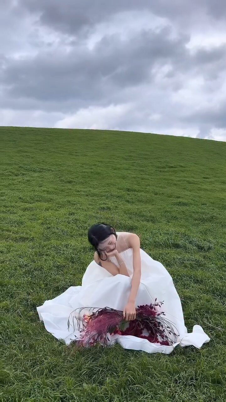 Cặp đôi gây nhức nhối nhất showbiz tung ảnh cưới không giống ai, cô dâu khoe lưng trần chiếm spotlight 