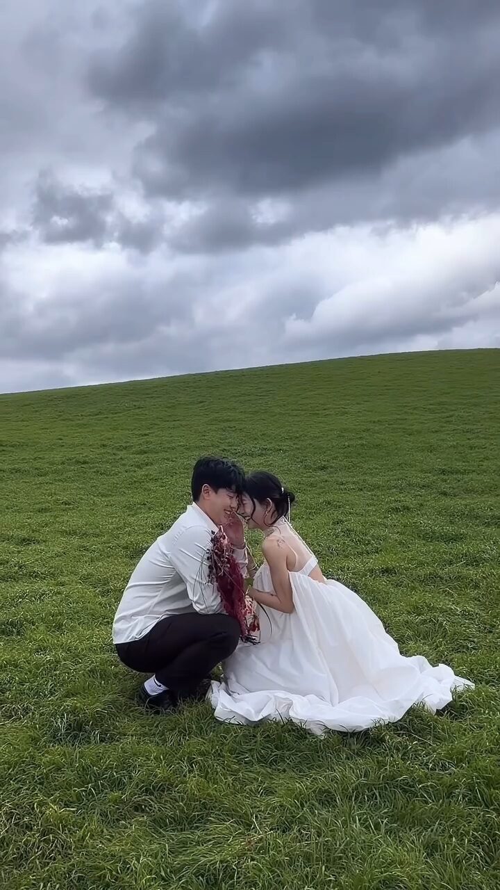 Choi Joon Hee và anh Kim chụp ảnh cưới khi mây đen đang ùn ùn kéo tới. Nhưng cặp đôi vẫn sáng bừng niềm hạnh phúc. Ảnh: Koreaboo