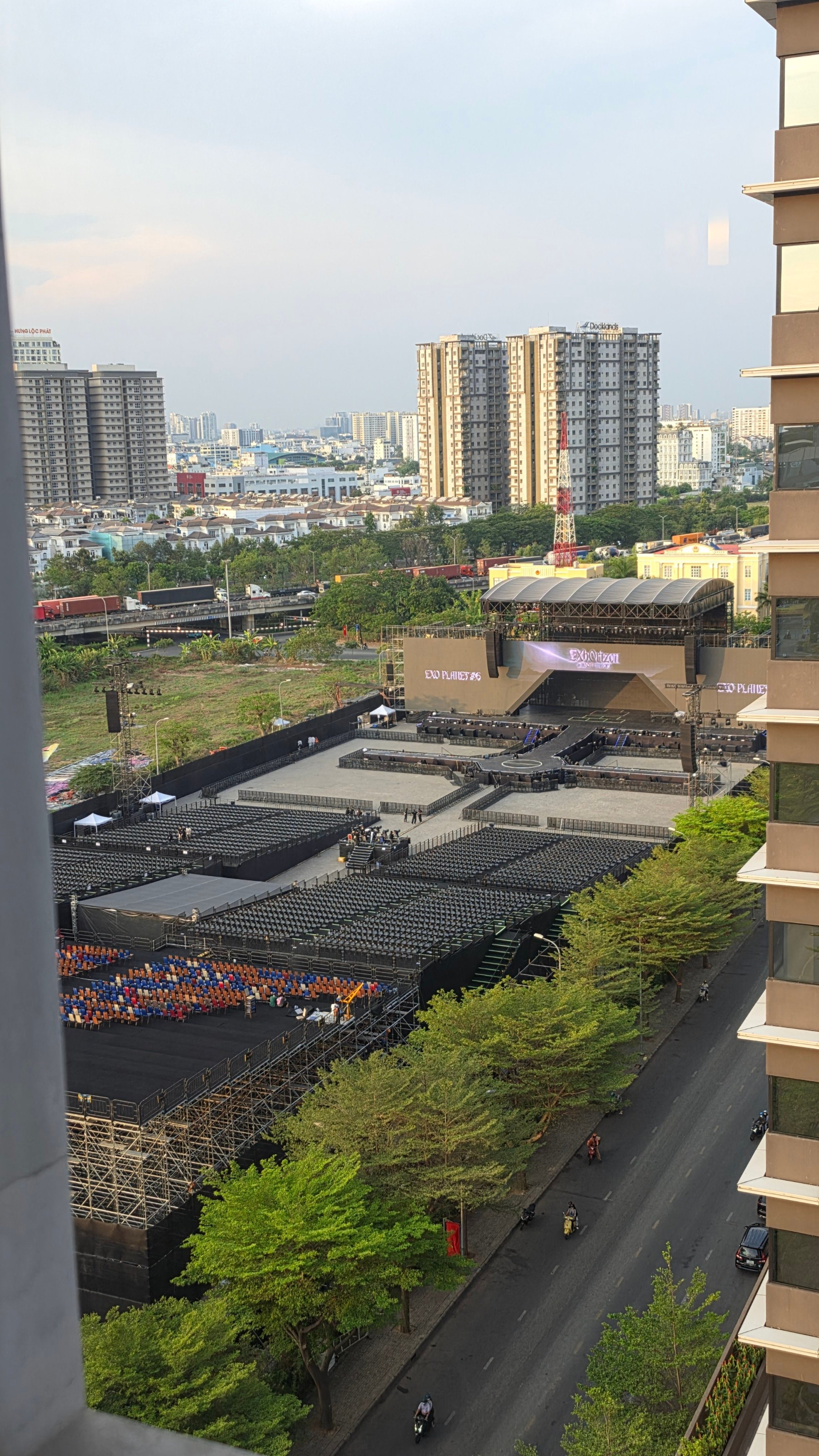 Khách nhận phòng khách sạn view thẳng sân khấu concert EXO tại TP.HCM: 