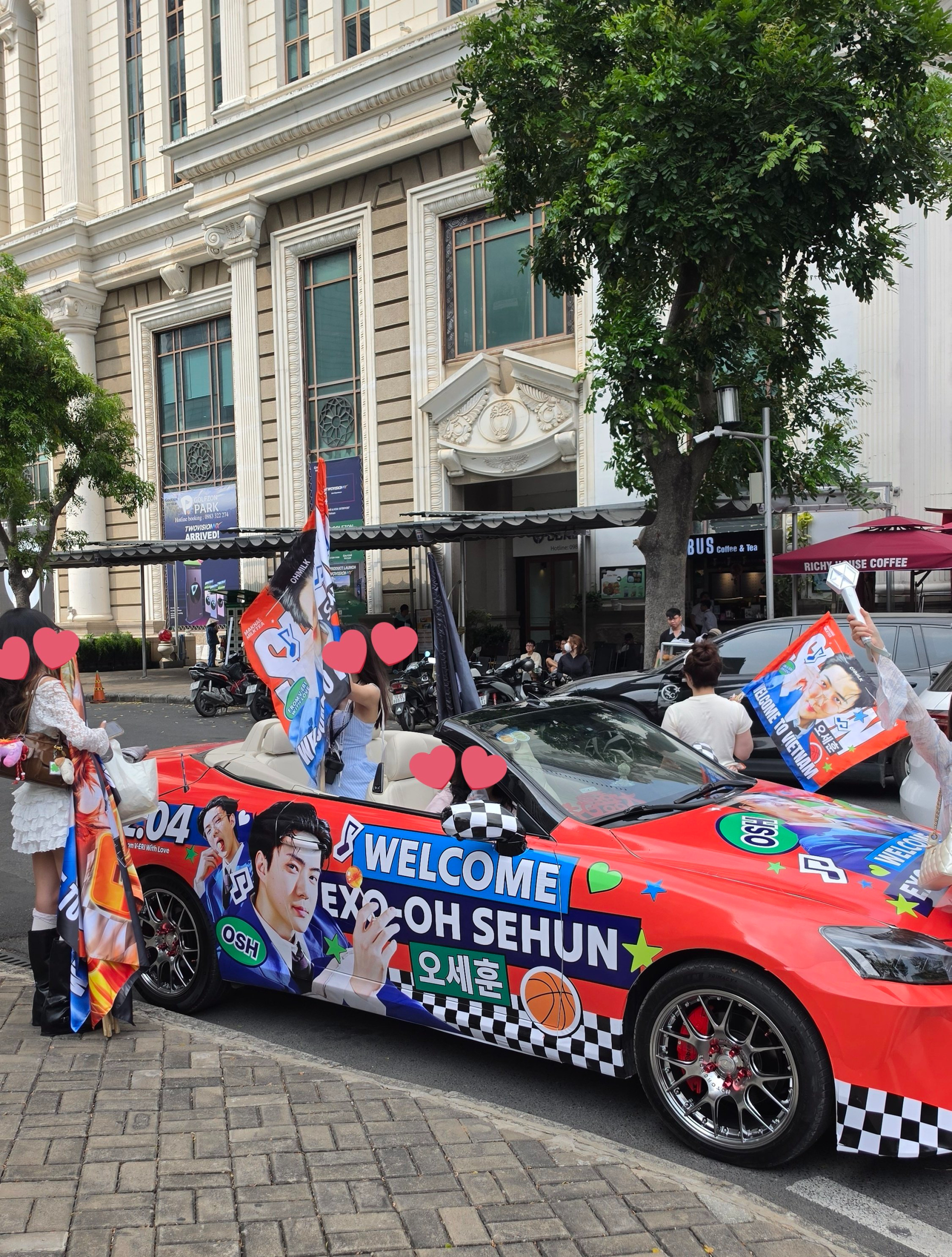 Khách nhận phòng khách sạn view thẳng sân khấu concert EXO tại TP.HCM: 