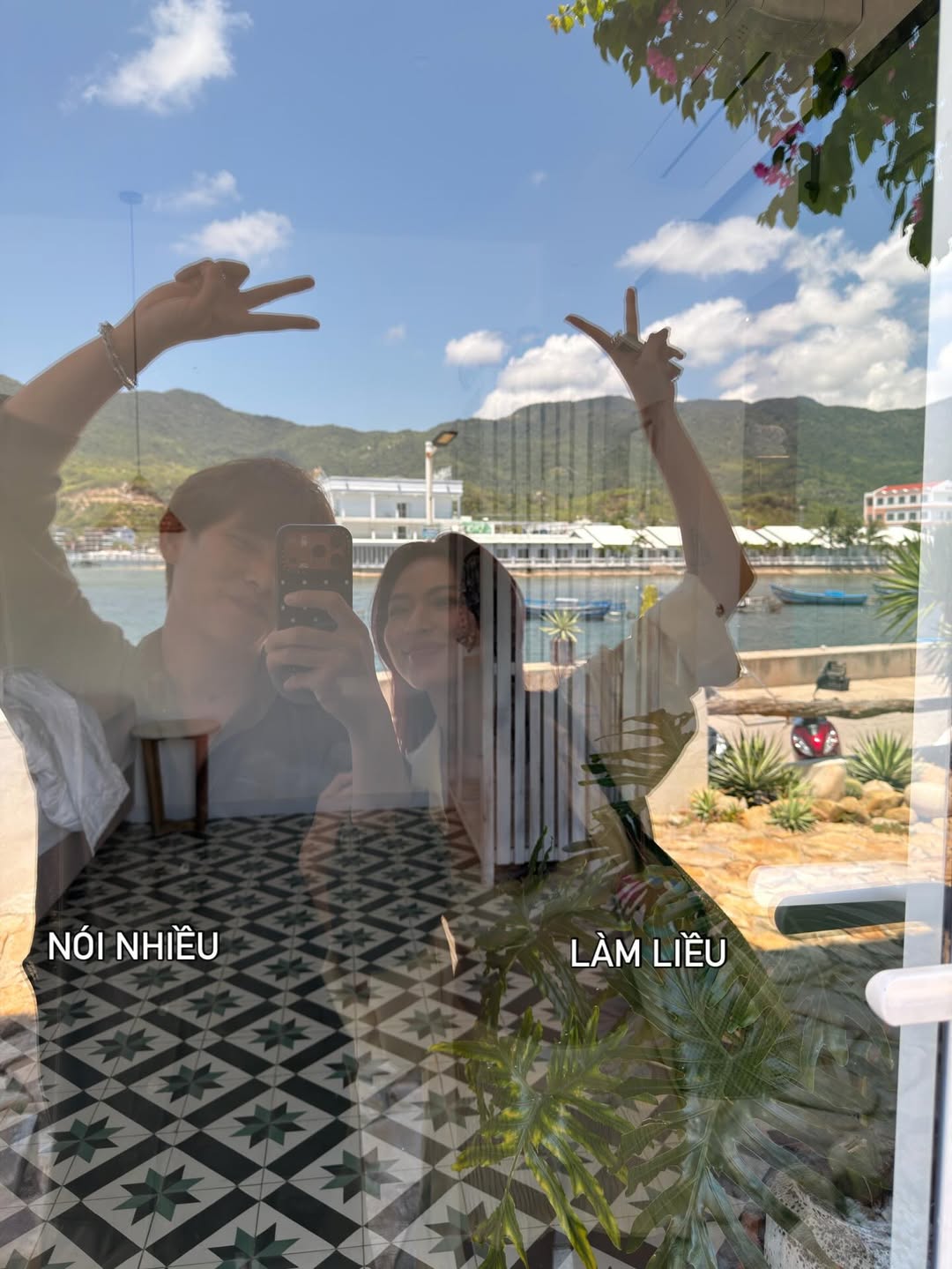 Cặp đôi đồng hành cùng nhau trong mọi hoạt động trong đời sống hằng ngày