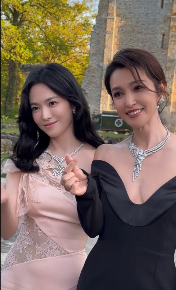 Song Hye Kyo say xỉn có hành động khác thường ngày giữa sự kiện, phản ứng của truyền thông mới sốc