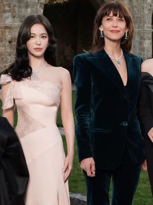 Song Hye Kyo bừng sáng trong khung hình chung với Lý Băng Băng và minh tinh người Pháp Sophie Marceau. Ảnh: Naver