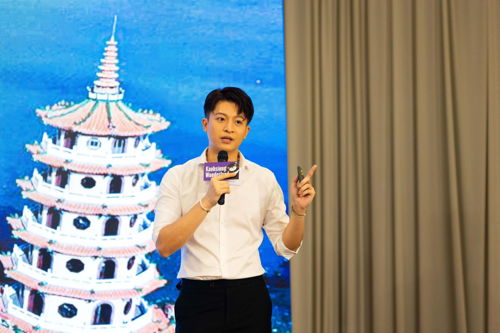 Harry Lu hiện tại chủ yếu sinh sống và làm việc tại Đài Loan (Trung Quốc)